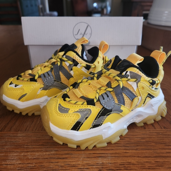 NIB Javi Swipe Yellow Kids Sneakers Size 8C - Picture 1 of 7